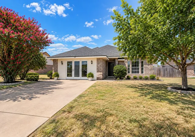Photo 3 of Sale Pending at 203 Knight Ln, Waco, TX 76705 | MLS# 21385224 | Listing updated on 2026-09-29