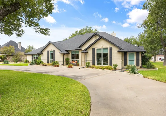 Photo 3 of Sale Pending at 9604 Champions Dr, Granbury, TX 76049 | MLS# 21380142 | Listing updated on 2026-09-23