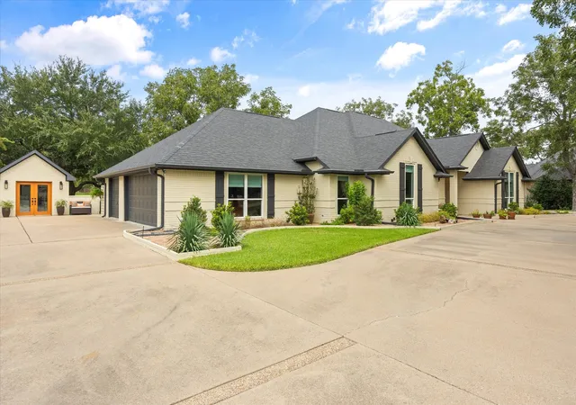 Photo 3 of Sale Pending at 9604 Champions Dr, Granbury, TX 76049 | MLS# 21380142 | Listing updated on 2026-09-23