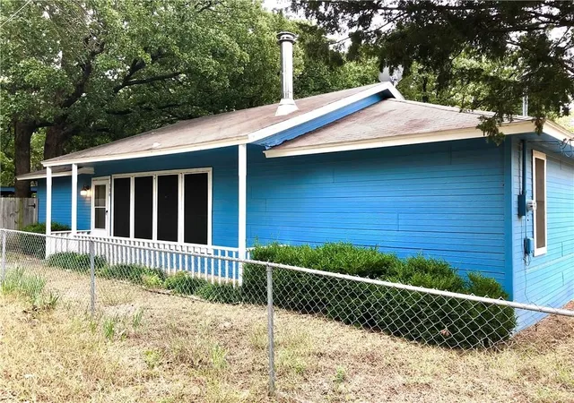 Photo 2 of Single family home for sale at 304 Nighthawk Dr, Pottsboro, TX 75076 | MLS# 21385328 | Listing updated on 2026-09-17