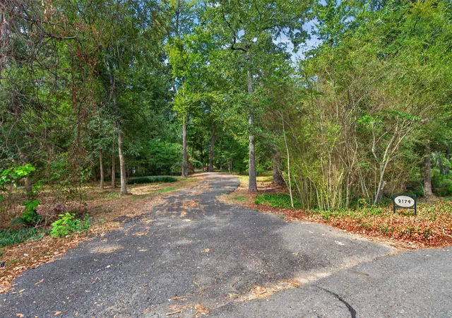 Photo 3 of Sale Pending at 2174 N Cross Dr, Shreveport, LA 71107 | MLS# 21385109 | Listing updated on 2026-09-28