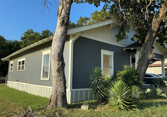 Photo 1 of Single family home for sale at 204 W Westhill Dr, Cleburne, TX 76033 | MLS# 21385375 | Listing updated on 2026-10-21