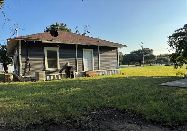 Photo 2 of Single family home for sale at 204 W Westhill Dr, Cleburne, TX 76033 | MLS# 21385375 | Listing updated on 2026-10-21