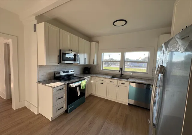 Photo 3 of Single family home for sale at 204 W Westhill Dr, Cleburne, TX 76033 | MLS# 21385375 | Listing updated on 2026-10-21