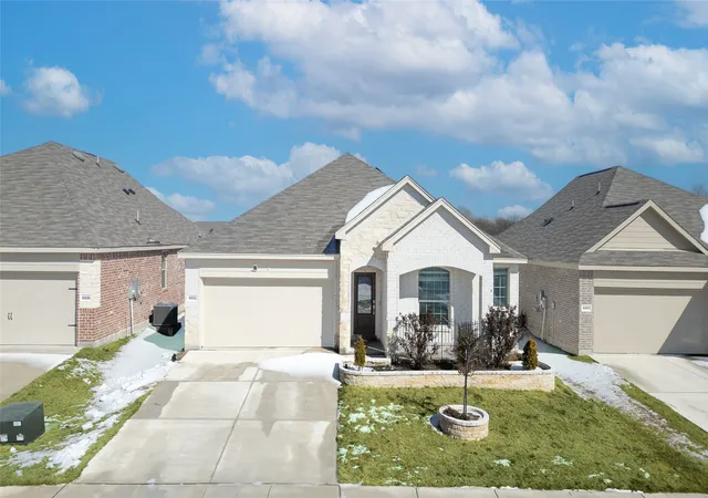 Photo 2 of Single family home for sale at 6932 Falconer Way, Fort Worth, TX 76179 | MLS# 21385380 | Listing updated on 2026-09-13