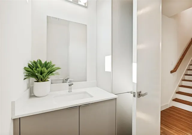 Listing Photo 4 - Condo for sale in building located at 1311 Madrigall Pkwy, Dallas, TX 75206