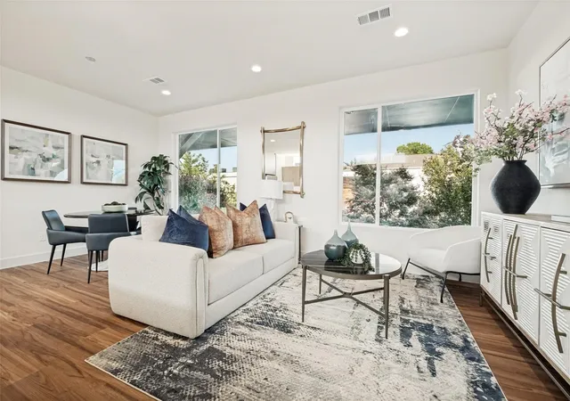 Listing Photo 5 - Condo for sale in building located at 1311 Madrigall Pkwy, Dallas, TX 75206