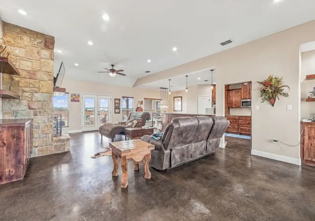 Photo 4 of Single family home for sale at 265 Private Rd 1728, Stephenville, TX 76401 | MLS# 21384833 | Listing updated on 2026-09-15