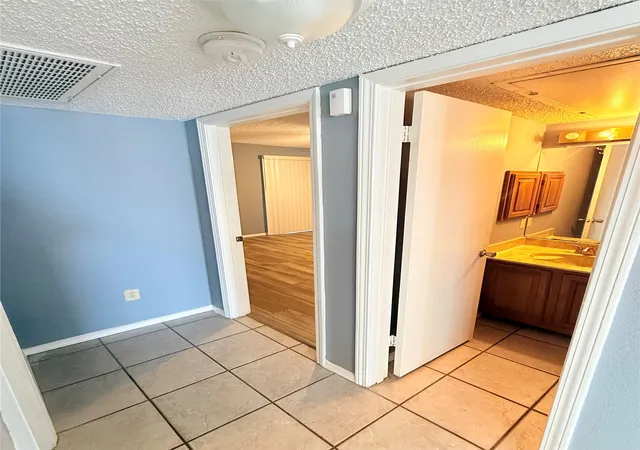 Listing Photo 5 - Condo for sale in building located at 3402 Country Clb Dr W, Irving, TX 75038 - Unit #154