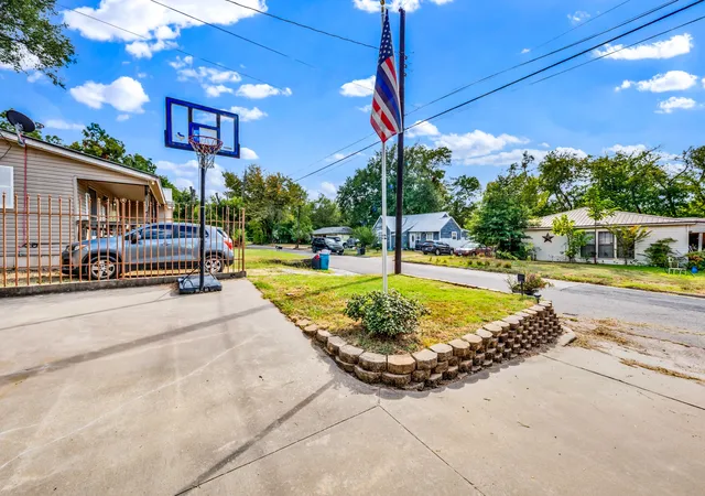 Photo 2 of Single family home for sale at 716 Brinker St, Sulphur Springs, TX 75482 | MLS# 21380291 | Listing updated on 2026-09-13