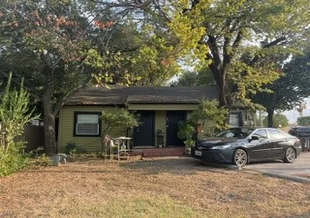 Photo 3 of Sale Pending at 901 Davis St, Grand Prairie, TX 75050 | MLS# 21385422 | Listing updated on 2026-09-29