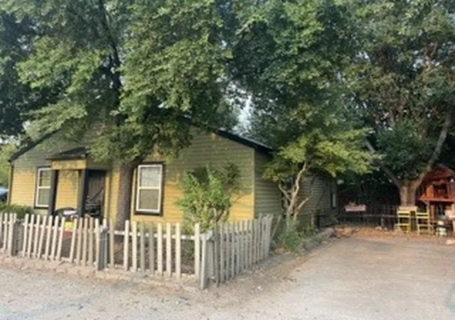 Photo 3 of Sale Pending at 901 Davis St, Grand Prairie, TX 75050 | MLS# 21385422 | Listing updated on 2026-09-29