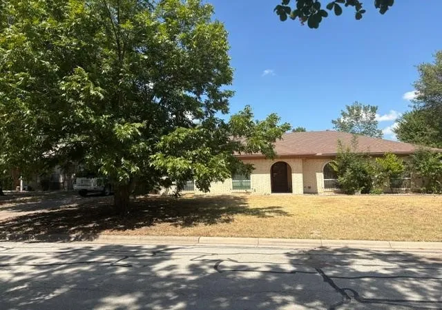 Photo 1 of Single family home for sale at 2011 Elmridge Dr, Arlington, TX 76012 | MLS# 21385441 | Listing updated on 2026-09-24
