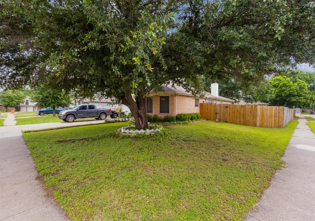 Photo 2 of Single family home for sale at 300 Comiskey Ct, Saginaw, TX 76179 | MLS# 21385473 | Listing updated on 2026-09-14