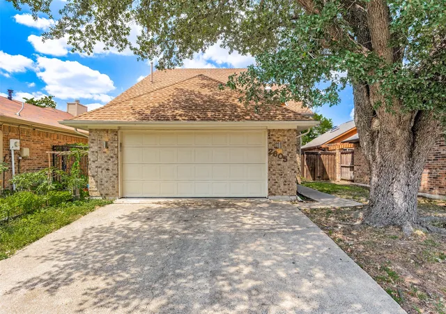 Photo 1 of Single family home for sale at 2605 Centaurus Dr, Garland, TX 75044 | MLS# 21384981 | Listing updated on 2026-09-15