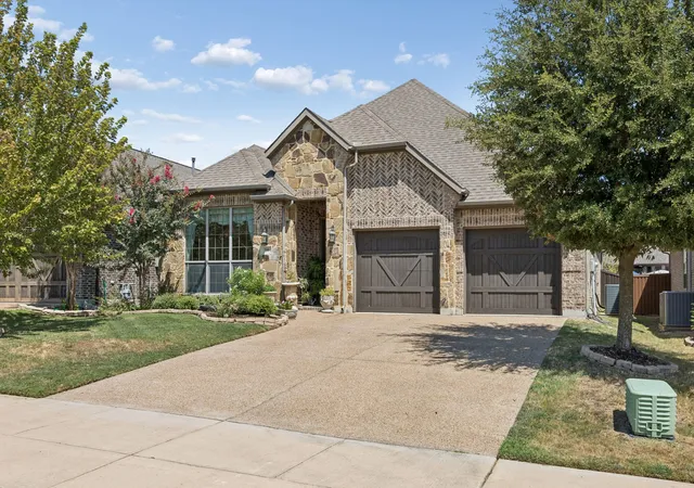 Photo 3 of Single family home for sale at 586 Bordeaux Dr, Rockwall, TX 75087 | MLS# 21384363 | Listing updated on 2026-10-01