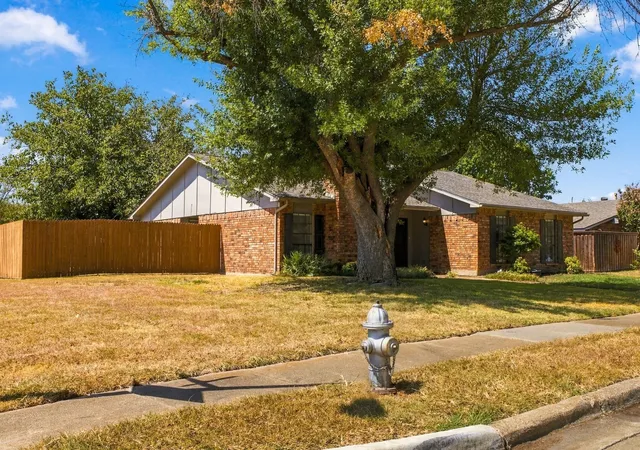 Photo 2 of Single family home for sale at 932 Grand Teton Dr, Plano, TX 75023 | MLS# 21383729 | Listing updated on 2026-09-30