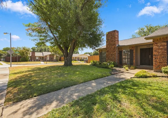 Photo 3 of Single family home for sale at 932 Grand Teton Dr, Plano, TX 75023 | MLS# 21383729 | Listing updated on 2026-09-30