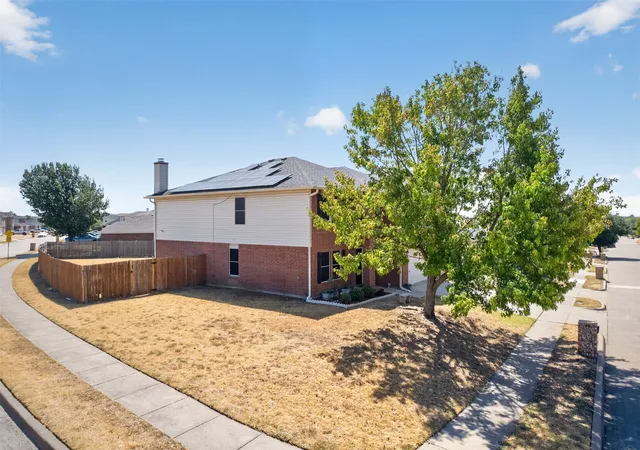 Photo 2 of Single family home for sale at 5316 Bedfordshire Dr, Fort Worth, TX 76135 | MLS# 21385532 | Listing updated on 2026-09-14