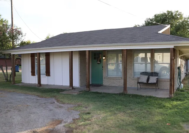 Photo 3 of Single family home for sale at 47 Starview Dr, Malakoff, TX 75148 | MLS# 21367438 | Listing updated on 2026-09-18