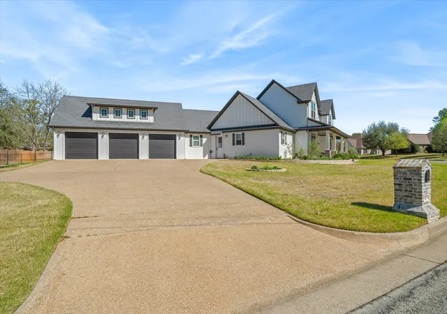 Photo 2 of Single family home for sale at 202 Winged Ft Dr, Lindale, TX 75771 | MLS# 21385264 | Listing updated on 2026-09-14