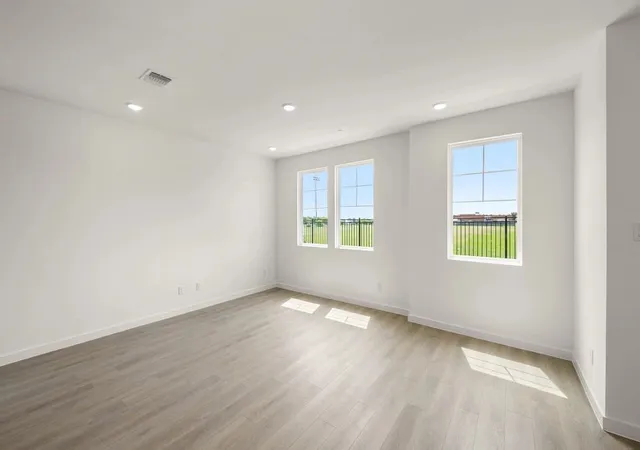 Photo 4 of Sale Pending at 5733 Lakeview Dr, Fort Worth, TX 76148 | MLS# 21385814 | Listing updated on 2026-09-27