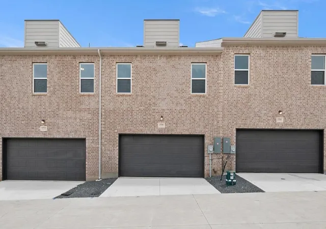 Photo 3 of Townhouse for sale at 5725 Lakeview Dr, Fort Worth, TX 76148 | MLS# 21385815 | Listing updated on 2026-09-29