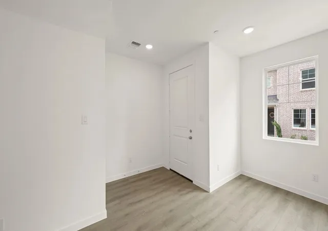 Photo 3 of Townhouse for sale at 5725 Lakeview Dr, Fort Worth, TX 76148 | MLS# 21385815 | Listing updated on 2026-09-29