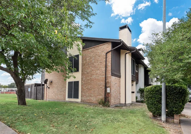 Photo 1 of Townhouse for sale at 264 Rolling Hills Pl, Lancaster, TX 75146 | MLS# 21385825 | Listing updated on 2026-09-14