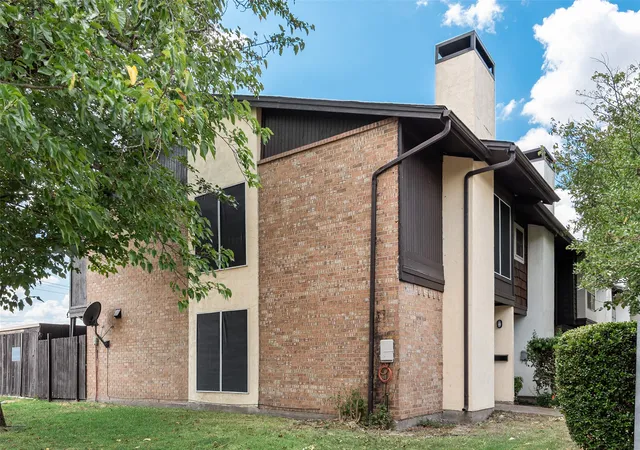 Photo 2 of Townhouse for sale at 264 Rolling Hills Pl, Lancaster, TX 75146 | MLS# 21385825 | Listing updated on 2026-09-14