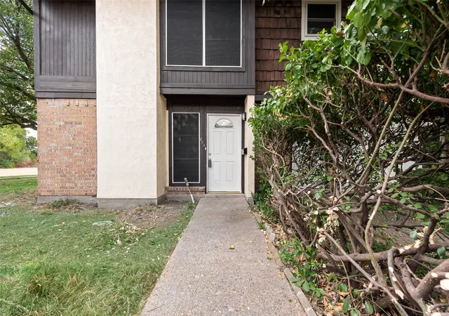 Photo 3 of Townhouse for sale at 264 Rolling Hills Pl, Lancaster, TX 75146 | MLS# 21385825 | Listing updated on 2026-09-14