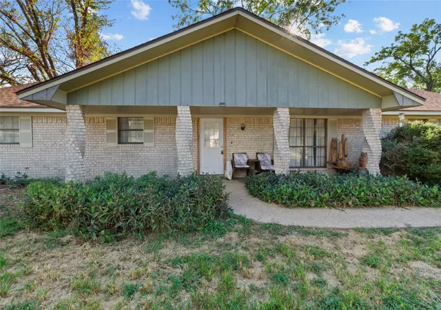 Photo 2 of Single family home for sale at 400 S 8th Avenue, Teague, TX 75860 | MLS# 21383166 | Listing updated on 2026-09-14