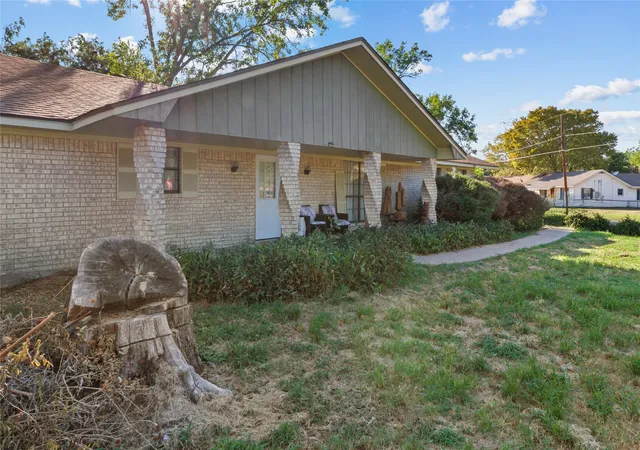 Photo 3 of Single family home for sale at 400 S 8th Avenue, Teague, TX 75860 | MLS# 21383166 | Listing updated on 2026-09-14