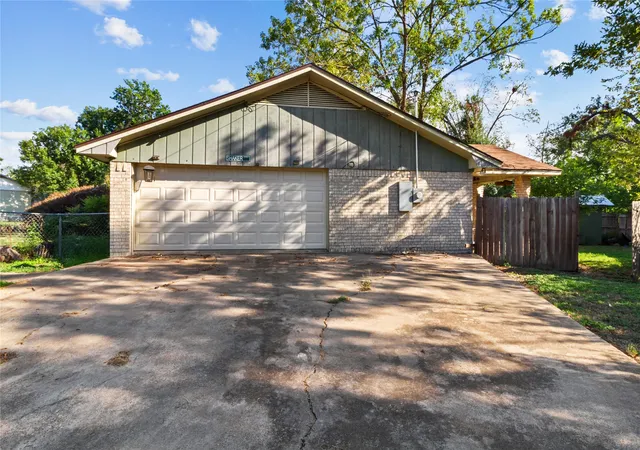 Photo 4 of Single family home for sale at 400 S 8th Avenue, Teague, TX 75860 | MLS# 21383166 | Listing updated on 2026-09-14