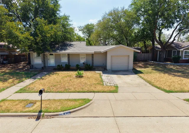 Photo 2 of Sale Pending at 424 E Ellen Ave, Hurst, TX 76053 | MLS# 21380543 | Listing updated on 2026-09-22