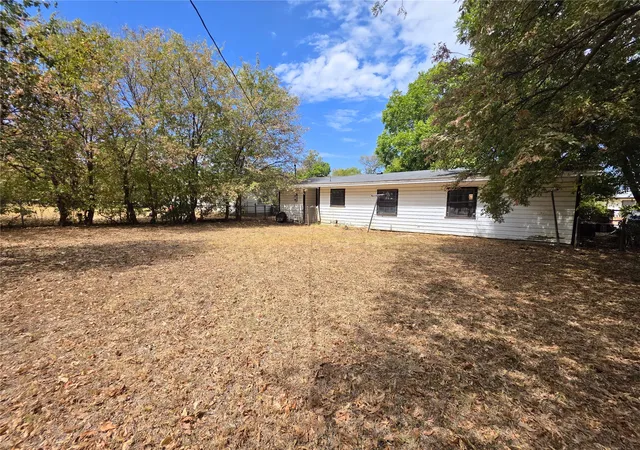 Photo 2 of Single family home for sale at 4424 Littlejohn Ave, Fort Worth, TX 76105 | MLS# 21385099 | Listing updated on 2026-09-25