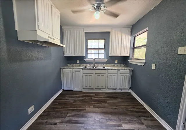Photo 3 of Single family home for sale at 4424 Littlejohn Ave, Fort Worth, TX 76105 | MLS# 21385099 | Listing updated on 2026-09-25