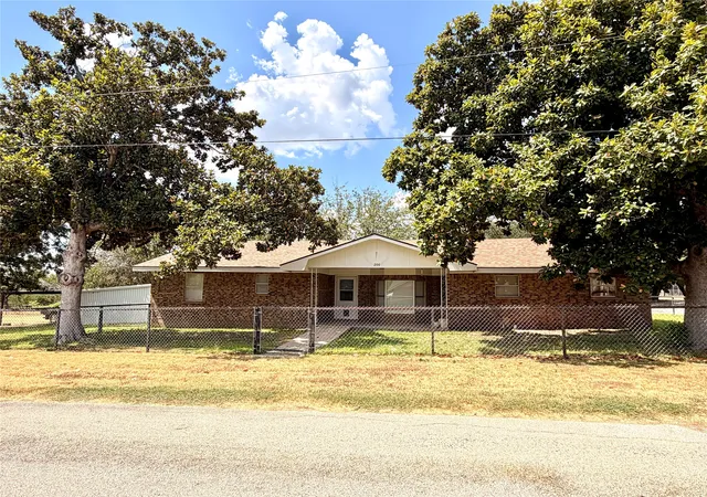 Photo 2 of Single family home for sale at 200 S Speed St, Gustine, TX 76455 | MLS# 21380099 | Listing updated on 2026-09-14