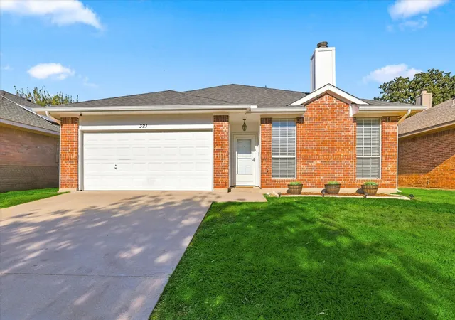 Photo 1 of Single family home for sale at 321 Texas Dr, Lake Dallas, TX 75065 | MLS# 21385640 | Listing updated on 2026-09-15
