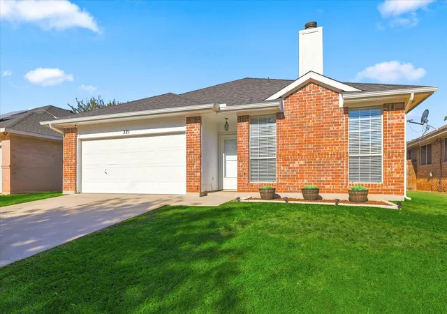 Photo 3 of Single family home for sale at 321 Texas Dr, Lake Dallas, TX 75065 | MLS# 21385640 | Listing updated on 2026-09-15