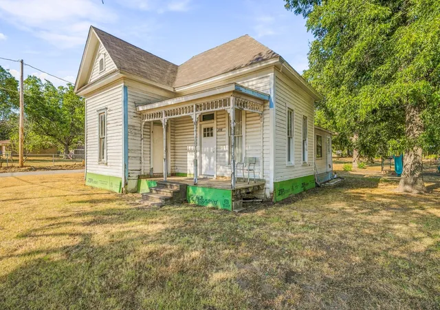 Photo 2 of House for sale at 208 S Harrison St, Pilot Point, TX 76258 | MLS# 21382845 | Listing updated on 2026-09-14