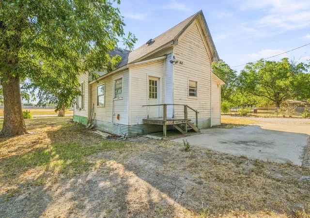 Photo 4 of House for sale at 208 S Harrison St, Pilot Point, TX 76258 | MLS# 21382845 | Listing updated on 2026-09-14