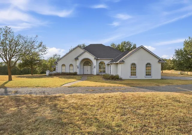Photo 3 of Single family home for sale at 205 Whitworth Rd, Whitewright, TX 75491 | MLS# 21385781 | Listing updated on 2026-09-14
