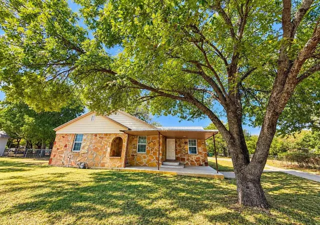 Photo 1 of Single family home for sale at 1115 W Main St, Gatesville, TX 76528 | MLS# 21382123 | Listing updated on 2026-10-07