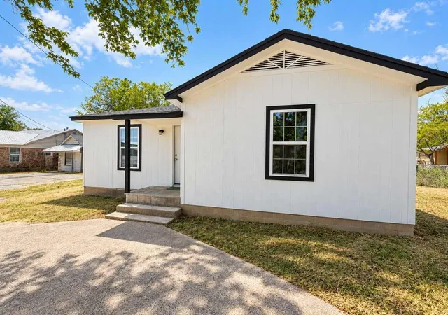 Photo 2 of Single family home for sale at 1115 W Main St, Gatesville, TX 76528 | MLS# 21382123 | Listing updated on 2026-10-07