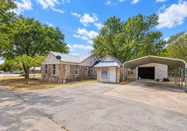 Photo 3 of Single family home for sale at 1115 W Main St, Gatesville, TX 76528 | MLS# 21382123 | Listing updated on 2026-10-07