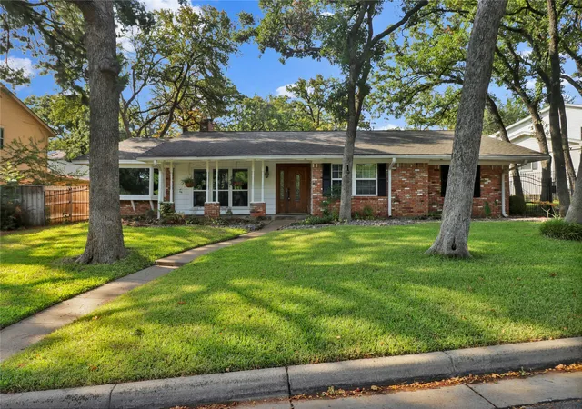 Photo 1 of Single family home for sale at 2706 Oak Cliff Ln, Arlington, TX 76012 | MLS# 21383124 | Listing updated on 2026-09-14
