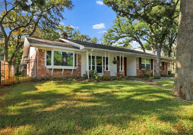 Photo 2 of Single family home for sale at 2706 Oak Cliff Ln, Arlington, TX 76012 | MLS# 21383124 | Listing updated on 2026-09-14