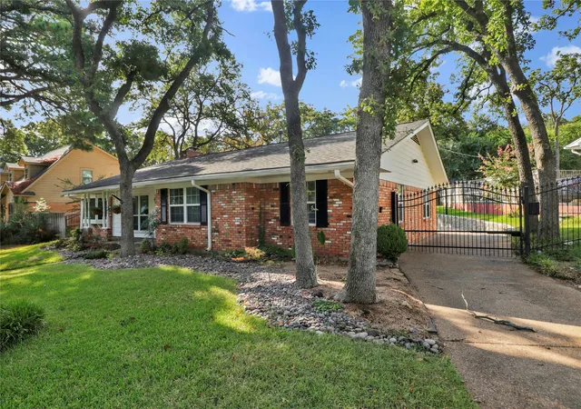 Photo 3 of Single family home for sale at 2706 Oak Cliff Ln, Arlington, TX 76012 | MLS# 21383124 | Listing updated on 2026-09-14