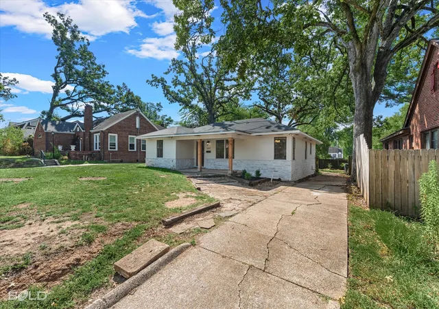 Photo 3 of Single family home for sale at 547 Forest Ave, Shreveport, LA 71104 | MLS# 21385782 | Listing updated on 2026-09-15